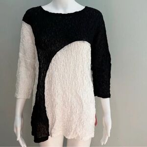 IC by Connie K Black and White top 3/4 sleeve